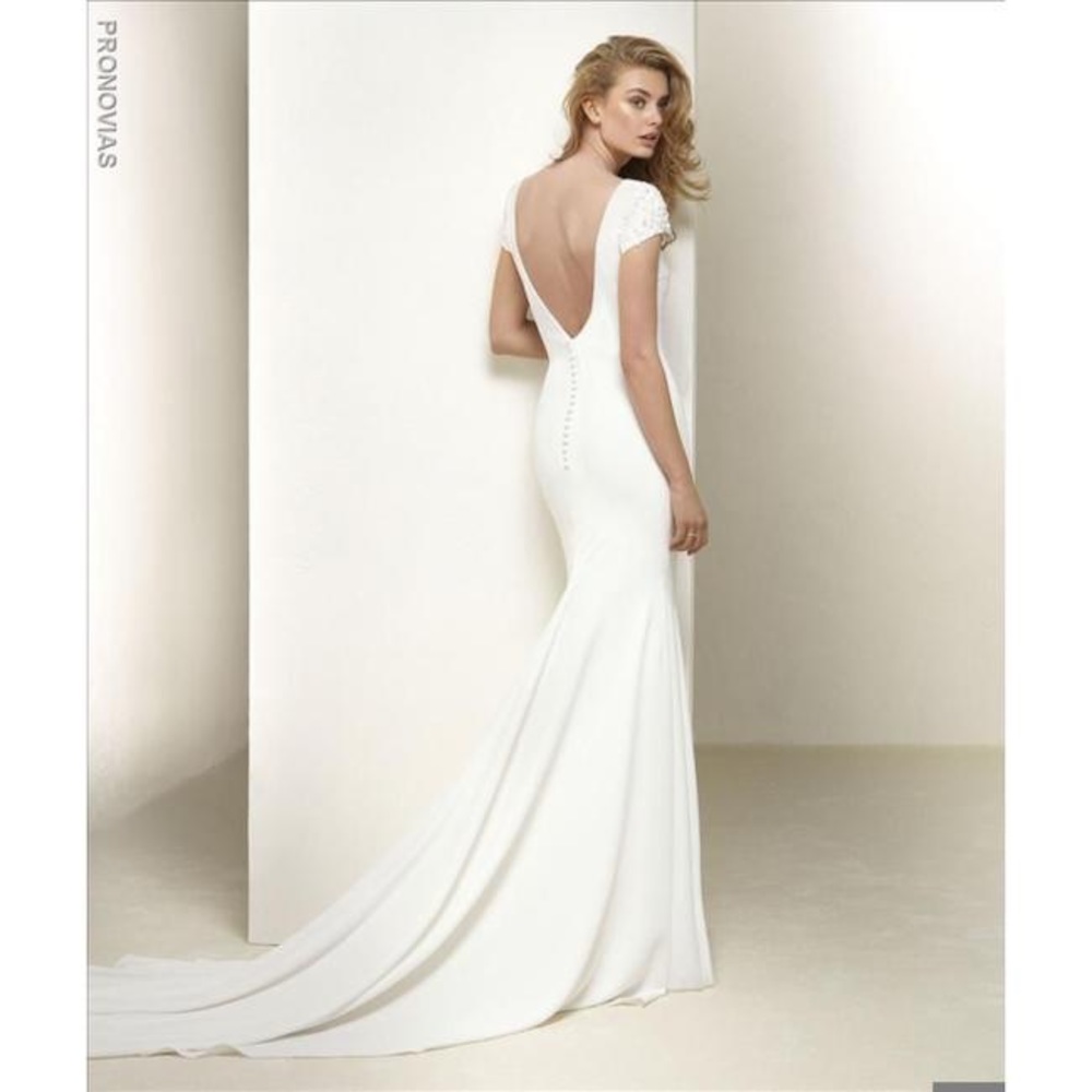 BRAND NEW!!!  
PRONOVIAS DARLAN BEADED CAP SLEEVE WEDDING DRESS SIZE 10